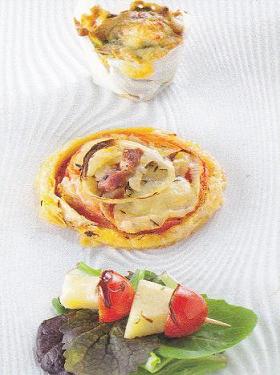 Pizza au cantal jeune, muffins au cantal entre-deux, brochettes de tomates cerises