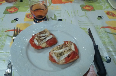 Apéritif : Toasts camembert tomates